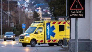Sie helfen dem Kantonsspital Glarus aus: Die gelben Rettungswagen der Regio 144 stehen in den nächsten drei Monaten im Glarnerland im Einsatz. 