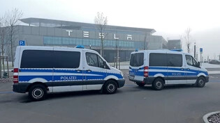 Linksextremistische Gefahr: Die Polizei markiert am Tag nach dem Anschlag auf die Tesla-Fabrik auf dem Werksgelände in Grünheide Präsenz.  