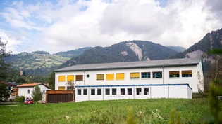 Kosten von 1,5 Millionen Franken: Das Rodelser Schulhaus – hier 2022 mit den provisorischen Schulcontainern im Vordergrund – soll im Dachgeschoss ein zusätzliches Schulzimmer und zwei Gruppenräume erhalten …