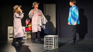 Wagen den Schritt vors Publikum: Kinder und Jugendliche sowie erwachsene Mitglieder des Theaters Muntanellas proben in der Klinik Beverin in Cazis. 