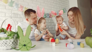 Bunte Eier: Im Kanton Graubünden gibt es zu Ostern verschiedene Veranstaltungen wie beispielsweise das Bemalen von Eiern.