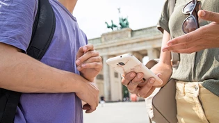 Sensibilisierung nötig: Welche Ferienfotos sich zum Posten in sozialen Netzwerken eignen, sollten Eltern mit ihren Kindern besprechen. 