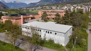 Zu wenig Schulraum: Beim Schulhaus Giacometti werden Klassen auch in einem Provisorium unterrichtet.