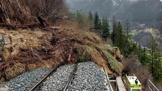 Eines von mehreren Naturereignissen an Ostern: Bei Cadera zwischen Poschiavo und Tirano in Italien ging ein Erdrutsch auf die Schienen der Rhätischen Bahn nieder.