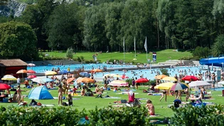 Freibad Obere Au in Chur: Die Menschen geniessen den sonnigen Tag und kühlen sich im kalten Nass ab.