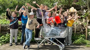 Sie werben für den Schulstandort Mitlödi: Die Schulkinder der Doppelklasse aus Mitlödi machen sich selber auf die Suche nach einer Lehrkraft.