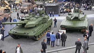 Gefragte Geräte: Die aktuellste Leopard-Version 2 A8 (links) und der Prototyp Leopard 2A-RC 3.0 gehören zu den Stars der Pariser Waffenmesse.