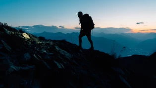 Wandern einmal anders: Die Sonne geht langsam unter und die Berge zeigen sich plötzlich in einem ganz anderen Licht. 
