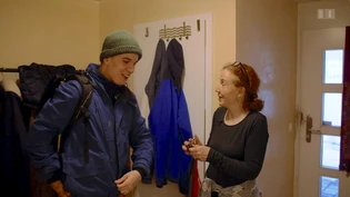 «Volle Kraft und Präsenz nötig»: Edith Tanner unterhält sich mit ihrem Sohn Samuel, der gerade von der Zeit mit einer Assistenzperson heimkommt und am Abend von ihr betreut wird.