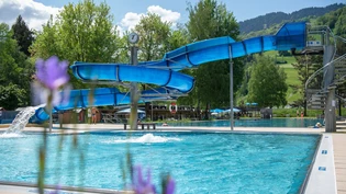 Häufiger Mix aus Sonne, Wolken und Regen: In den vergangenen Wochen blieben die Bassins in den Freibädern der Südostschweiz oft leer. Im Bild das Schwimmbad in Ilanz.