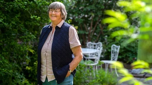 Ein Ort, um sich auszutauschen und sich gegenseitig zu unterstützen: Vask-Gründerin  Margrith Janggen steht im Garten des Ateliers der Vereinigung von Angehörigen psychisch Erkrankter in Chur. 