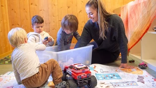 Spielzeit: In der Krippe decken sich die Kinder unter Aufsicht von Sandra Schmidt mit Spielzeug ein.
