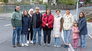 Der Zebrastreifen hinter ihnen ist vor einigen Jahren verschwunden: Barbara Zingg (rechts) lanciert eine Petition für die Schulwegsicherheit. Mehrere Eltern erklären, wieso sie die Kreuzung für gefährlich halten.