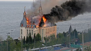 Als «Harry-Potter-Schloss» bekannt: Ein Gebäude der Rechtsakademie von Odessa steht Ende April 2024 nach einem russischen Raketenangriff auf Odessa in Flammen.