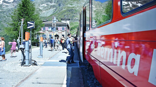 Alp Grüm: Der Bernina Express hält für eine 15-minütige Fotopause. 