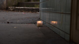 Zwei Kerzen erinnern in der Bahnhofsunterführung in Rapperswil an das Tötungsdelikt vom Sonntag.