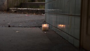 Kerzen in der Bahnhofsunterführung erinnern an die tödliche Attacke.