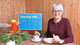 Sie ist für die Neugeborenen und Verstorbenen da: Anna Blaser erzählt beim «Zmorga» in ihrem Zuhause in Klosters von einem intensiven Jahr.  Bild: Olivia Aebli-Item