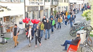 Von der Polizei beobachtet: Rund 100 Gegner von Coronamassnahmen spazieren friedlich mit Herzballonen und Plakätchen durch die Altstadt von Rapperswil.  Bilder Markus Timo Rüegg