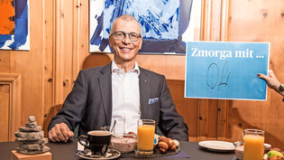 «Zmorga» beim höchsten Bündner Banker: «Normalerweise frühstücke ich nur in den Ferien», sagt Daniel Fust, CEO der Graubündner Kantonalbank. Bild: Philipp Baer