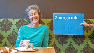 Sie präsidiert den Bergführerverband: Die Juristin und Bergführerin Rita Christen bei Kaffee und Gipfeli im Café «Maron» in Chur.