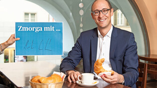Kaffee und Gipfeli: «Eigentlich frühstücke ich sehr selten», sagt der Mitte-Nationalrat Martin Candinas beim «Zmorga» im Café «Caluori» in Chur. 