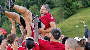 Der Aufstiegstrainer: Die Spieler von Weesen lassen ihren Coach Philipp Egli nach dem Coup hochleben.