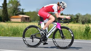 Eine spezielle Geschichte: Die Kaltbrunnerin Sina Ziegler ist auf einem Rennrad von Triathlon-Superstar Daniela Ryf unterwegs. 
