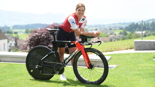 Wechselt kurzzeitig die Disziplin: Mountainbike-Profi Nicole Koller posiert mit ihrem neuen Zeitfahrvelo, mit dem sie am Sonntag an der Tour de Suisse Women unterwegs sein wird.    Bild Silvano Umberg