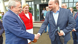 Hoher Besuch: Stadtpräsident Martin Stöckling begrüsst Polens Vize-Ministerpräsident Piotr Gliński.