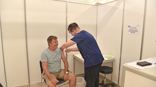 Einer von über hundert Impfwilligen: «Linth-Zeitung»-Fotograf Markus Timo Rüegg nutzt die Gelegenheit beim Fototermin im Joner Impfzentrum – und holt sich den Booster.