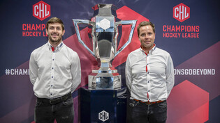 Um diesen Pokal geht es: Bei einem Medientermin in Zürich sind SCRJ-Stürmer Nico Dünner (links) und Trainer Stefan Hedlund der Trophäe für den Sieger der Champions Hockey League schon mal nahegekommen. 