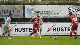 Auffällig, aber im Abschluss ineffizient: Rijad Saliji (Mitte) kurbelt das Offensivspiel des FC Rapperswil-Jona an. 