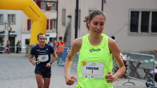 Sie spielt ihre Klasse aus: Fabienne Schlumpf (verfolgt von Spitzencoach Ruben Oliver) läuft am Schlosslauf ihrem Start-Ziel-Sieg entgegen. 