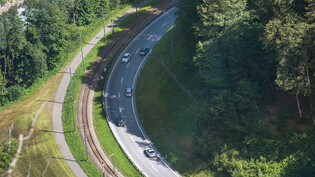 Zu wenig Platz für den Ausbau der Strasse: Das RhB-Trasse soll zwischen Fideris und Küblis in den Berg verlegt werden.