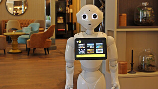 Roboter im Dienst: Der Roboter Pepper erledigt im «Opera Hotel» in Zürich seit November 2019 einige Aufgaben.