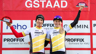 Strahlende Sieger: Vital Albin (links) und Noëlle Buri holen sich den Sieg in der Gesamtwertung des Proffix Swiss Bike Cups.