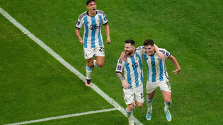 Kongeniale Sturmpartner: Lionel Messi (vorne links) und Julián Álvarez verstehen sich bestens, wie die Umarmung zeigt.