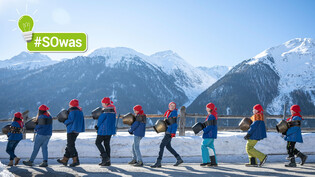 Buntes Treiben: Am 1. März wird an vielen Orten in Graubünden traditionell der Winter vertrieben – und zwar am Chalandamarz.