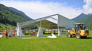 Höchstleistung schon vor dem Fest: Der Zivilschutz stellt eines der Zelte auf.