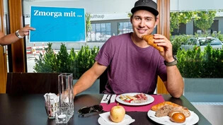 Stärkung am Morgen: Nino Niederreiter  beim «Zmorga» im Hotel  «Sommerau»  in Chur. 