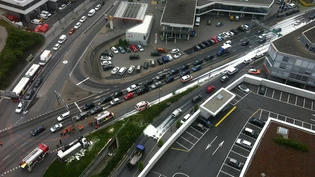 Der gekippte Lastwagen (links im Bild) staut den Verkehr. Der Rahm hingegen fliesst in alle Richtungen.
