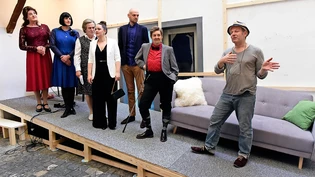 Die Herren Damen der Familie Sutton werden von Regisseur  Krishan Krone (rechts) mit sicherer Hand geführt.