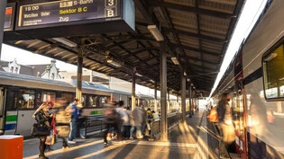 Stressig: Reisende von Zürich in Richtung Uznach müssen am Bahnhof Rapperswil künftig in zwei Minuten das Gleis wechseln – und dabei auch noch durch die Unterführung.