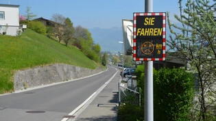 Schnellfahrer und Fahrzeuge, die über das Trottoir fahren, sind Probleme an der Neuen Eschenbacherstrasse, die angegangen werden sollen.