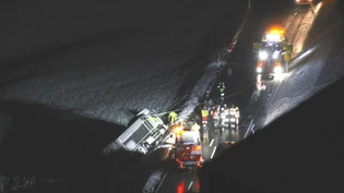 Der umgekippte Lastwagen bei Luven. Der umgekippte Lastwagen bei Luven.