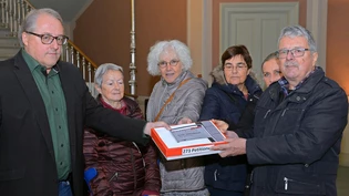 So viele Unterschriften wie Einwohner: Die Sooler Delegation übergibt Ratsschreiber Hansjörg Dürst (links) ihre Petition.