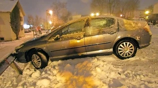 Rutschpartie: In Schwanden verliert eine Fahrerin im Schnee die Kontrolle über ihr Auto.