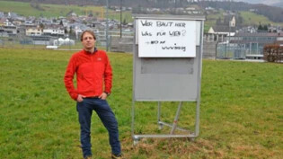 Ivo Kuster der SP See-Gaster wirft der Gemeinde Eschenbach vor, mit Steuergeldern Parkplätze für die Bank zu bauen, ohne dies ausgewiesen zu haben.