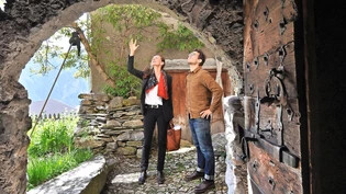 Nina von Albertini und Christian Jonasse besichtigen das Haus Simonett in Lohn